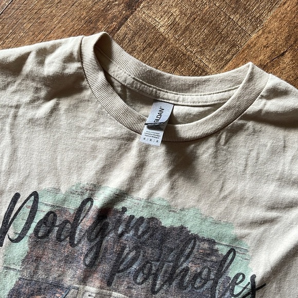 Gildan screen print “dodgin potholes in my sun burned silverado” medium - Picture 3 of 3